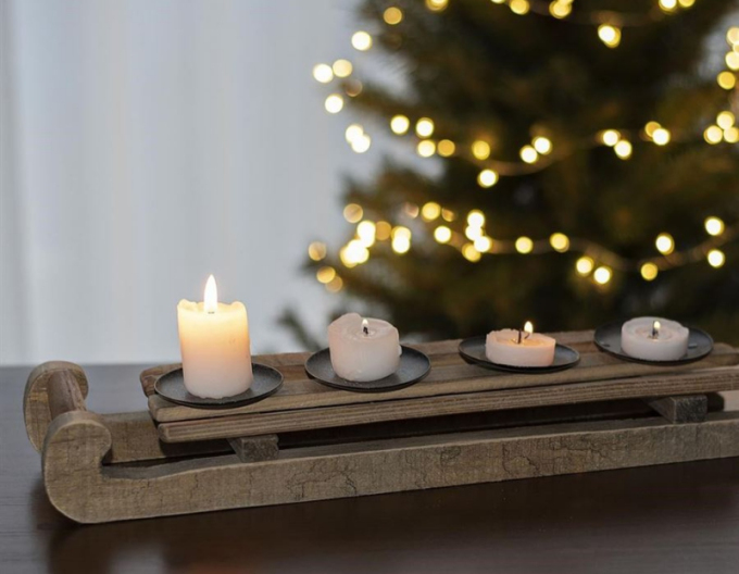Sfeșnic de Advent pe o sanie