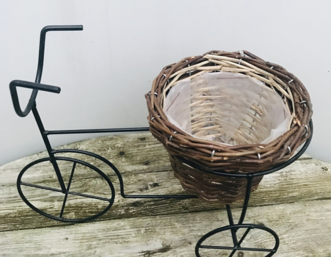 Bicicletă din metal cu coș din răchită
