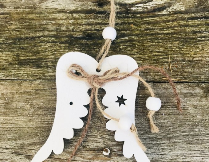 Aripi mici decorative din lemn pentru agățat alb